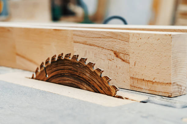 木の切断機の刃。丸鋸。大工のワークショップで木製のバー。木工産業。 - circle blade wood dust ストックフォトと画像