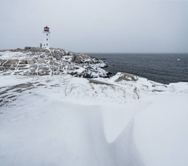 冬の嵐灯台 - lighthouse scenics winter peggys cove ストックフォトと画像