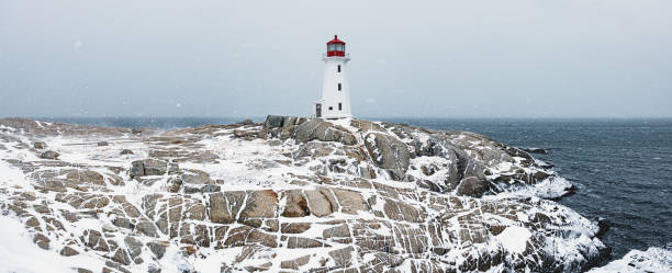 tempête hivernale au phare - lighthouse scenics winter peggys cove photos et images de collection