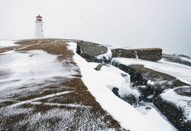 冬の嵐灯台 - lighthouse scenics winter peggys cove ストックフォトと画像