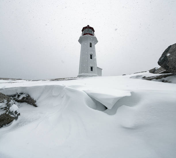 冬の嵐灯台 - lighthouse scenics winter peggys cove ストックフォトと画像