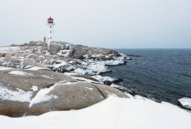 冬の嵐灯台 - lighthouse scenics winter peggys cove ストックフォトと画像