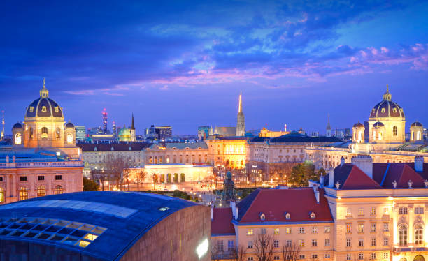 vue panoramique de wien de nuit - stephansplatz photos et images de collection