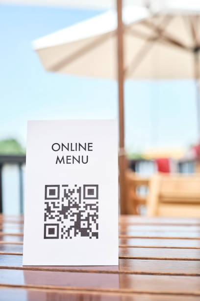 стол с qr-кодом для доступа к цифровому меню ресторана - cafe coffee shop sidewalk cafe menu стоковые фото и изображения