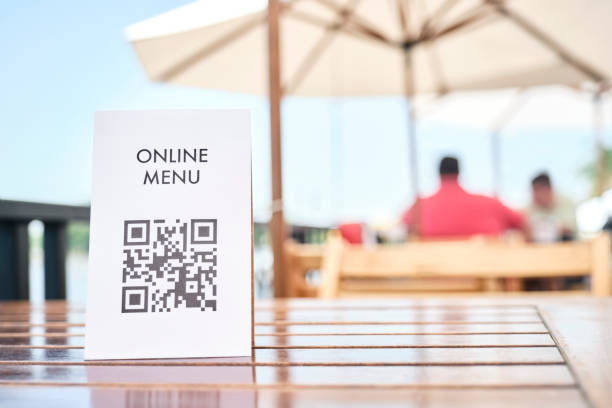 tavolo con codice qr per accedere al menu digitale di un ristorante - cafe coffee shop sidewalk cafe menu foto e immagini stock