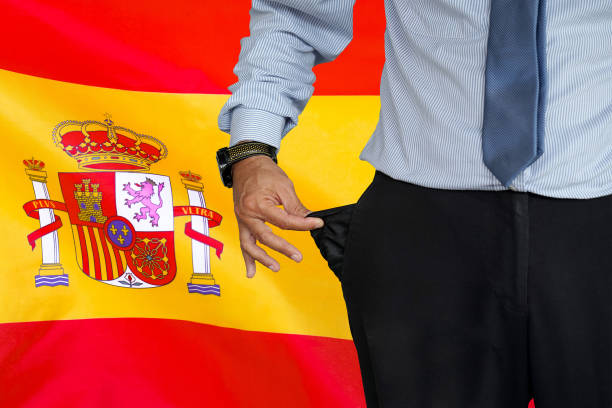 l'uomo alza la tasca dei pantaloni sullo sfondo della bandiera spagnola - pants suit pocket men foto e immagini stock