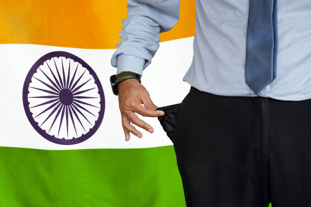 mann dreht seine hosentasche auf dem hintergrund der indischen flagge hoch - pants suit pocket men stock-fotos und bilder