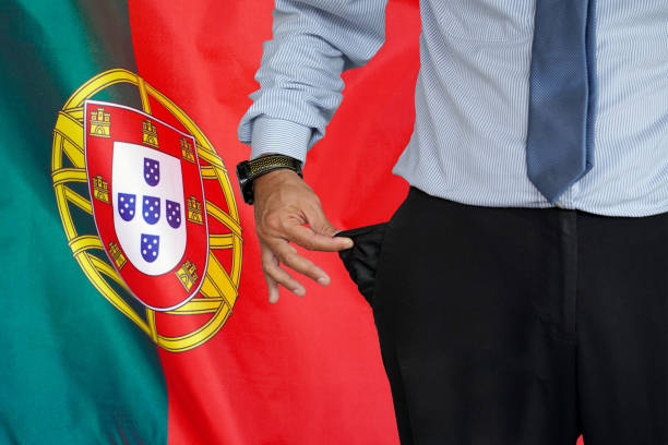 mann dreht seine hosentasche auf dem hintergrund der portugiesischen flagge hoch - pants suit pocket men stock-fotos und bilder