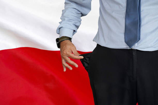 mann dreht seine hosentasche auf dem hintergrund der polnischen flagge hoch - pants suit pocket men stock-fotos und bilder