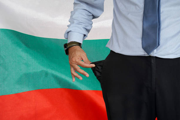 mann dreht seine hosentasche auf dem hintergrund der bulgarischen flagge hoch - pants suit pocket men stock-fotos und bilder