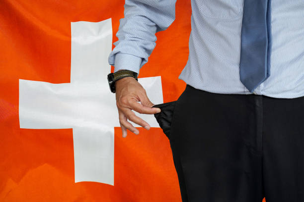 l'uomo alza la tasca dei pantaloni sullo sfondo della bandiera svizzera - pants suit pocket men foto e immagini stock