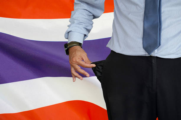 l'uomo alza la tasca dei pantaloni sullo sfondo della bandiera della thailandia - pants suit pocket men foto e immagini stock
