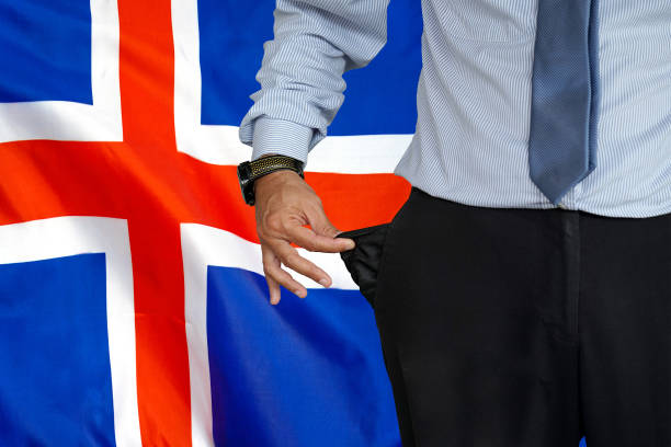 l'uomo alza la tasca dei pantaloni sullo sfondo della bandiera islandese - pants suit pocket men foto e immagini stock