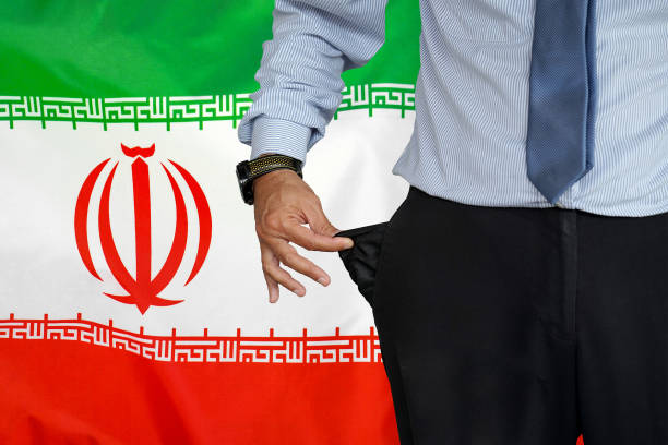 mann dreht seine hosentasche auf dem hintergrund der iran-flagge hoch - pants suit pocket men stock-fotos und bilder