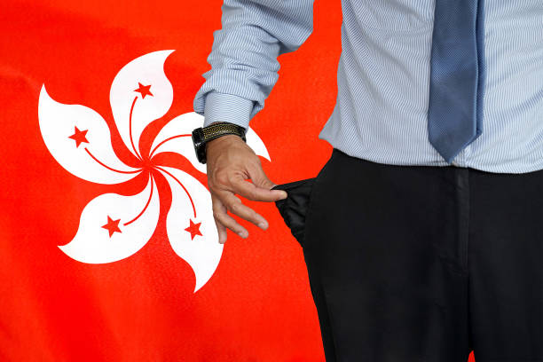 mann dreht seine hosentasche auf dem hintergrund der hongkong-flagge hoch - pants suit pocket men stock-fotos und bilder