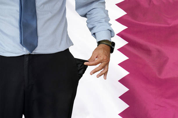 l'uomo alza la tasca dei pantaloni sullo sfondo della bandiera del qatar - pants suit pocket men foto e immagini stock