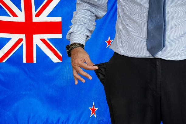 mann dreht seine hosentasche auf dem hintergrund der neuseeländischen flagge hoch - pants suit pocket men stock-fotos und bilder