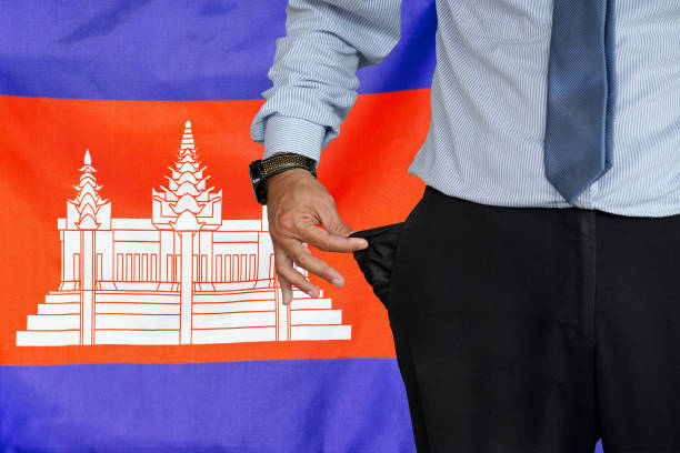 l'uomo alza la tasca dei pantaloni sullo sfondo della bandiera della cambogia - pants suit pocket men foto e immagini stock