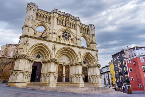 catedral gótica de cuenca con su impresionante fachada de piedra antigua, españa. - cuenca fotografías e imágenes de stock