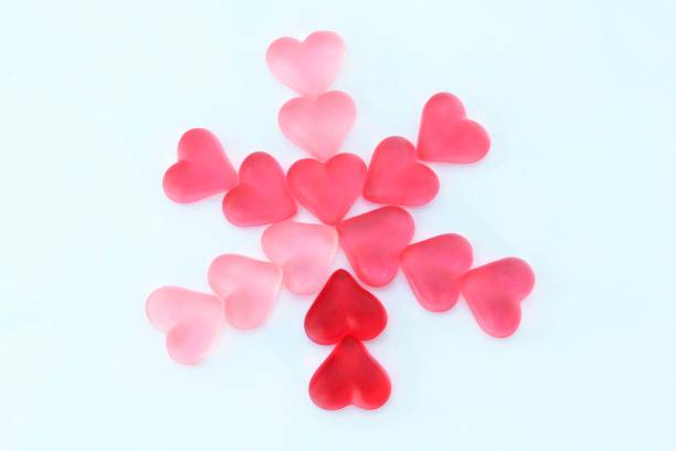 pattern from voluminous, translucent hearts in pink tones on a white background, bright color - valentine candy imagens e fotografias de stock