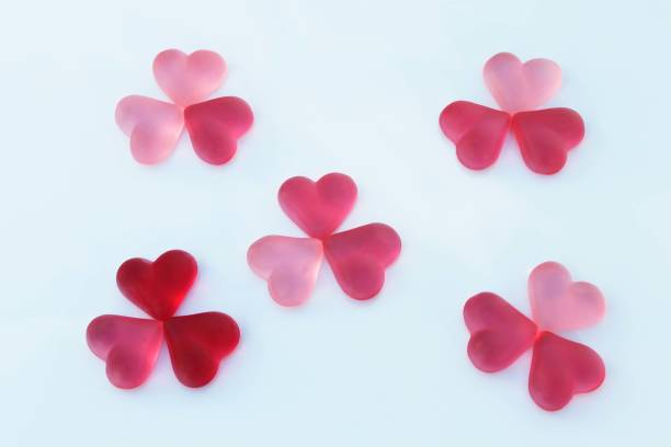 pattern from voluminous, translucent hearts in pink tones on a white background, bright color - valentine candy imagens e fotografias de stock