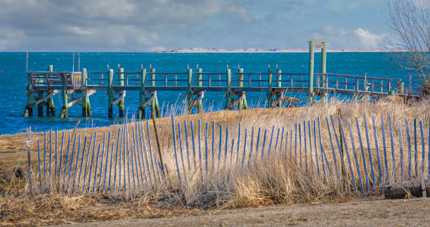 molo sulla baia - cape cod bay foto e immagini stock