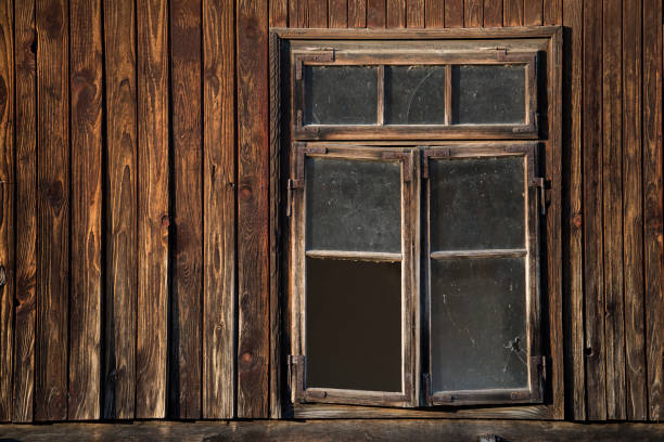 ventana envejecida de estilo rústico. - wood shutter rusty rust fotografías e imágenes de stock