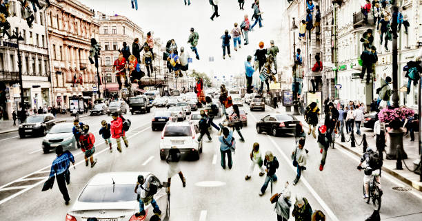 image abstraite de personnes marchant dans la rue et grimpant sur des bâtiments. - nevsky prospekt photos et images de collection