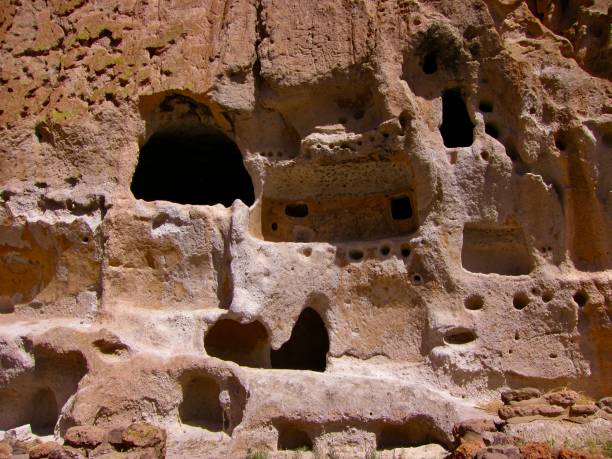 häuser der ancestral puebloans im südwesten - bandelier national monument anasazi anasazi ruins photography stock-fotos und bilder