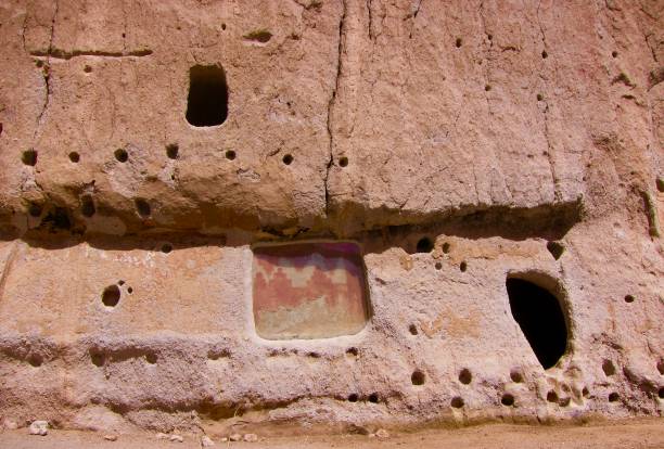 anasazi piktogramm bei long house klippenwohnung - bandelier national monument anasazi anasazi ruins photography stock-fotos und bilder