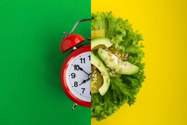 collage de réveil rouge et salade saine avec avocat sur fond coloré. vue de dessus. espace de copie. - clock time alarm clock orange photos et images de collection