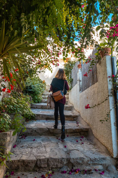 uma jovem andando entre casas em mojacar com casas brancas no topo da montanha. costa blanca no mar mediterrâneo, almeria. espanha - ancient pueblo peoples - fotografias e filmes do acervo