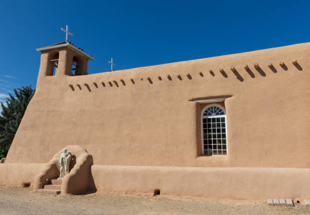 миссия сан-франциско-де-асис, таос, нью-мексико - ranchos de taos стоковые фото и изображения