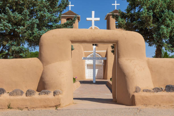 san francisco de asis mission, taos, nm - ranchos de taos imagens e fotografias de stock