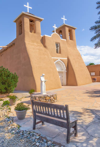 san francisco de asis mission, taos, nm - ranchos de taos imagens e fotografias de stock