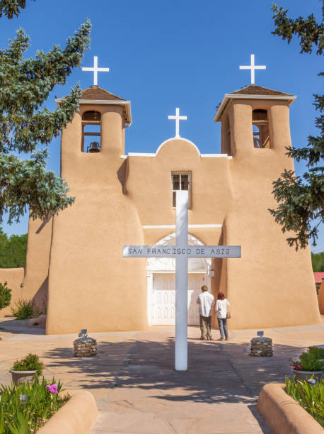 san francisco de asis mission, taos, nm - ranchos de taos imagens e fotografias de stock