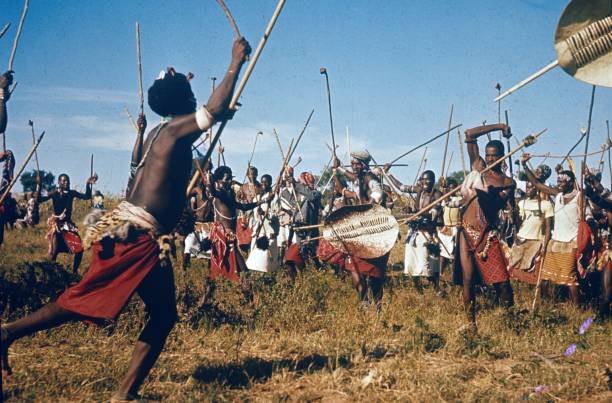 danse guerrière d’une tribu zouloue - south africa africa zulu african culture photos et images de collection