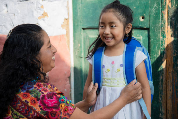 испаноязычная м�ама майя готовит свою маленькую дочь к школе-маленькой девочке с мамой, готовой пойти в дошкольное учреждение - guatemalan culture central america mother traditional culture стоковые фото и изображения