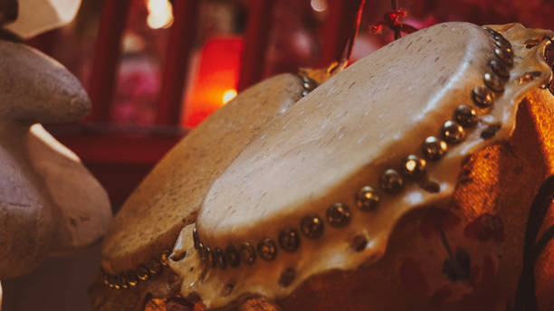 o tambor de madeira tradicional chinês - drumhead - fotografias e filmes do acervo