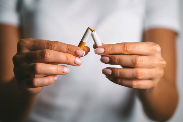 女性は手でタバコをブレーキします。タバコを拒否する女性。喫煙をやめる、禁煙する、タバコを吸っていない - タバコをやめる ストックフォトと画像