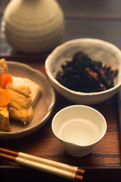 酒の前菜と酒 - spit roasted 日本食 焼き鳥 japanese culture ストックフォトと画像