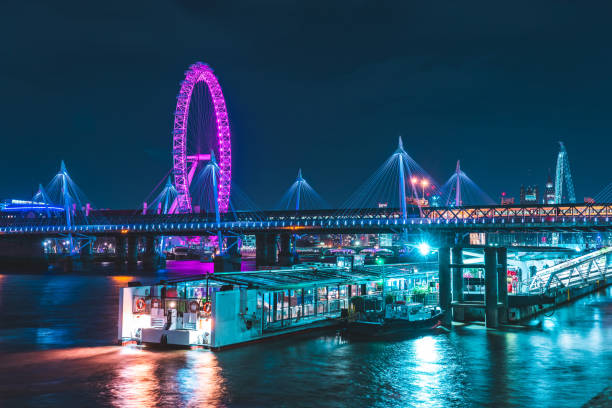 themse und goldene jubiläumsbrücke bei nacht - london eye stock-fotos und bilder