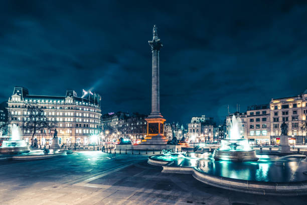 trafalgar piazza notturno a londra - lion statue london england trafalgar square foto e immagini stock