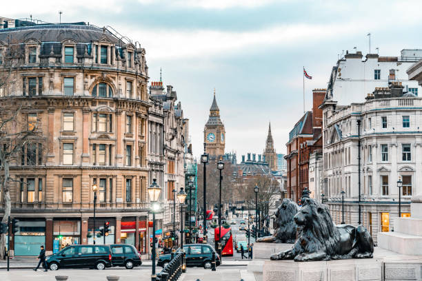 トラファルガー広場(ロンドン)のビッグベンとホワイトホール - bus taxi london england double decker bus ストックフォトと画像