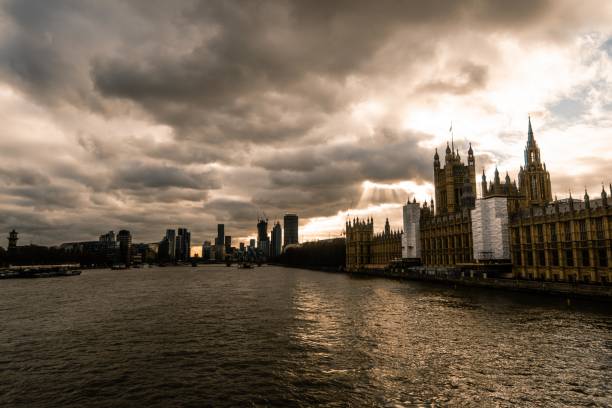 런던, 의회 의사당, 클라우드가 있는 빅벤 - london england victorian style big ben dark 뉴스 사진 이미지