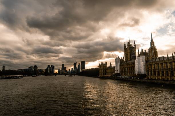 londyn, izba parlamentu i big ben z chmurą - london england victorian style big ben dark zdjęcia i obrazy z banku zdjęć