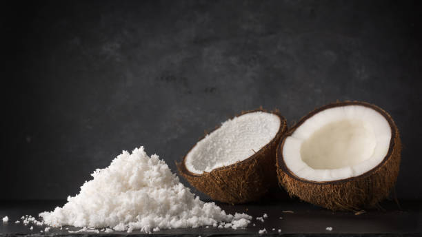 соскобленный или высушенный кокосовый орех с двумя половинами кокоса - southeastern region фотографии стоковые фото и изображения