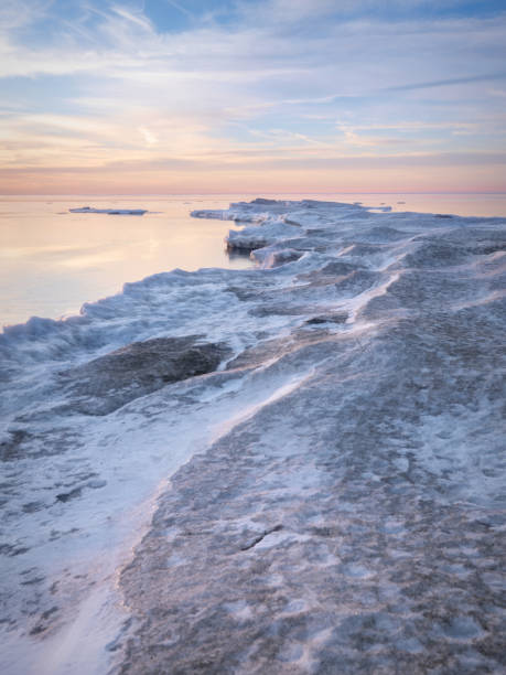 冬のポイントペリー国立公園 - リーミントン、オンタリオ州 - snow winter coastline sunrise ストックフォトと画像