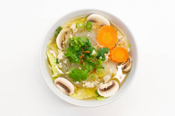 gang jued woonsen to tajska zupa z makaronem szklanym lub ziarna z nici fasoli, tajski foof. - cellophane noodles zdjęcia i obrazy z banku zdjęć