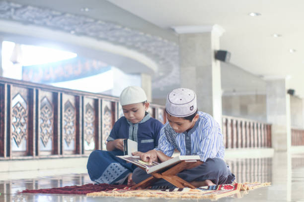 los niños musulmanes recitan el corán en la mezquita - alquibla fotos fotografías e imágenes de stock